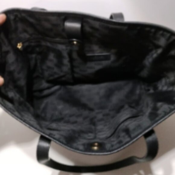 Michael Kors LG Tote With Magnetic Clasp - Picture 4 of 9